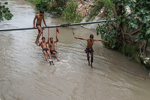 Weather: Hot summer day in Jammu